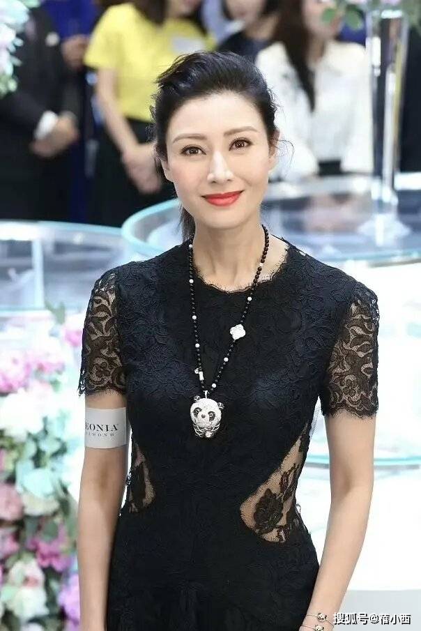 不愧是最美港姐！李嘉欣穿蕾丝小黑裙明艳撩人性感却不俗