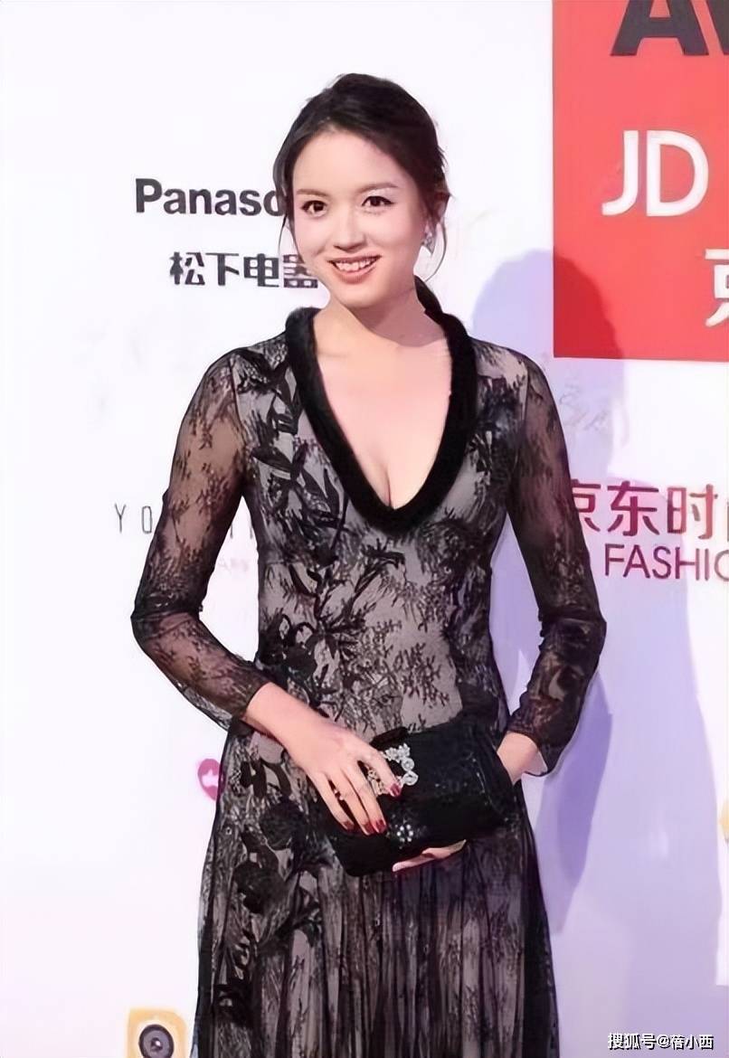 张梓琳不愧是世界小姐穿黑色蕾丝裙优雅大方模特身材令人羡慕